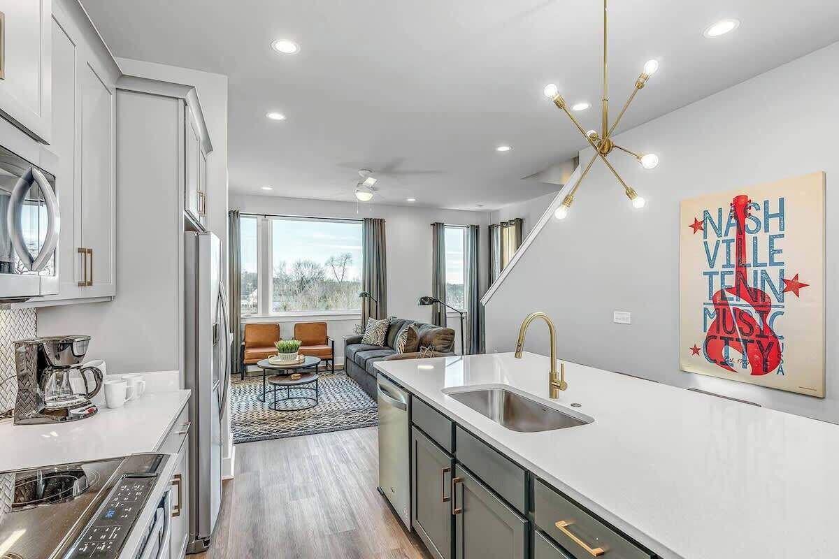 Réfrigérateur, four à micro-ondes, un four, surface de cuisson