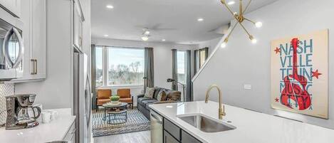 Réfrigérateur, four à micro-ondes, un four, surface de cuisson