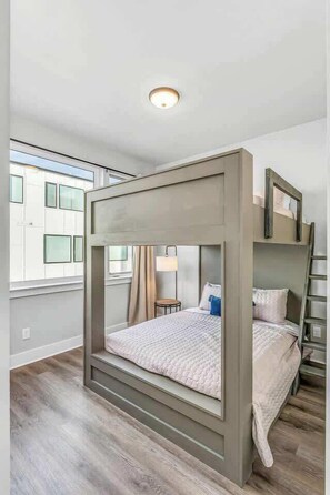 4 Schlafzimmer, Bügeleisen/Bügelbrett, WLAN, Bettwäsche