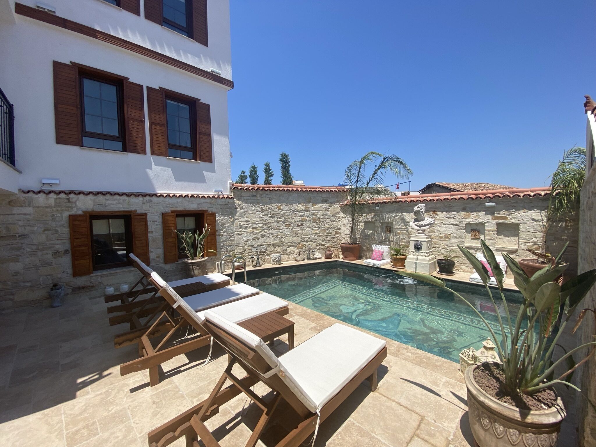 Seasonal outdoor pool, open 8:00 AM to 7:00 PM, pool loungers