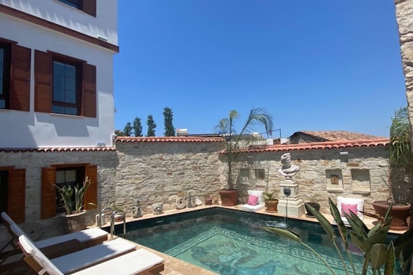 Seasonal outdoor pool, open 8:00 AM to 7:00 PM, sun loungers