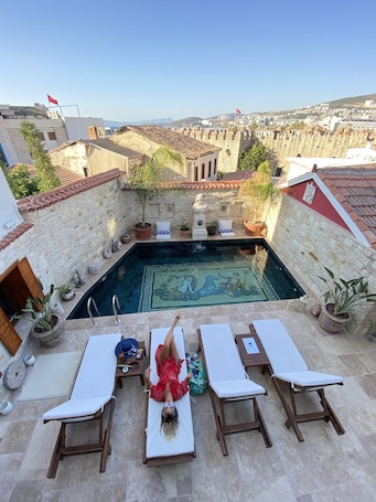 Seasonal outdoor pool, open 8:00 AM to 7:00 PM, sun loungers