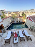 Una piscina al aire libre de temporada (de 10:00 a 19:00), tumbonas