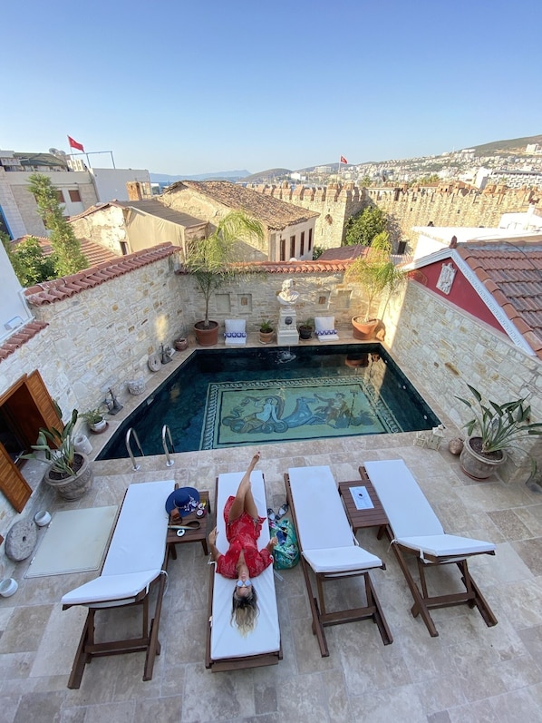 Hồ bơi ngoài trời phục vụ theo mùa, ghế dài tắm nắng