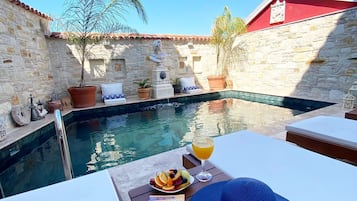 Sesongbasert utendørsbasseng og solsenger