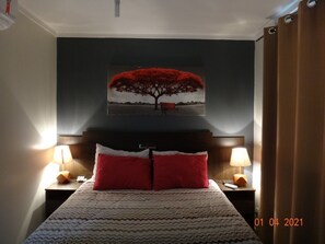 2 habitaciones, escritorio, tabla de planchar con plancha y wifi gratis 