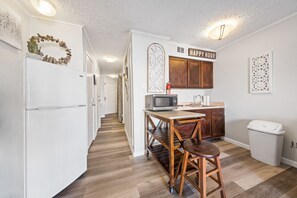 Frigorifero, microonde, piano cottura, macchina per tè/caffè