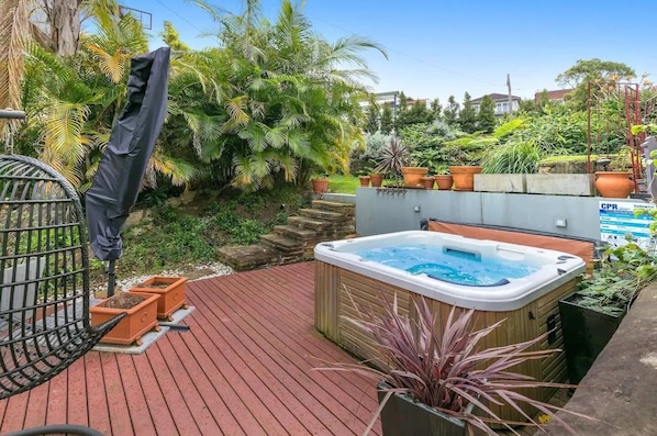 Outdoor spa tub