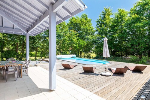 Villa Avec Piscine Chauffée au Calme