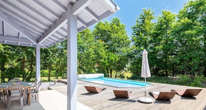 Villa Avec Piscine Chauffée au Calme