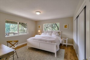 4 Schlafzimmer, Schreibtisch, Bügeleisen/Bügelbrett, kostenloses WLAN