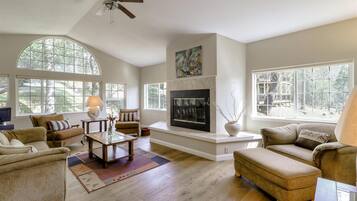 Smart-tv, bordfodbold, bordtennisbord, bøger