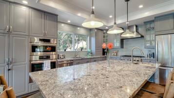 Køleskab, mikrobølgeovn, ovn, kogeplade