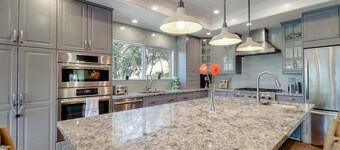 4000 sq ft Lakeside Escape Near Yosemite With Private Dock and Lake Access