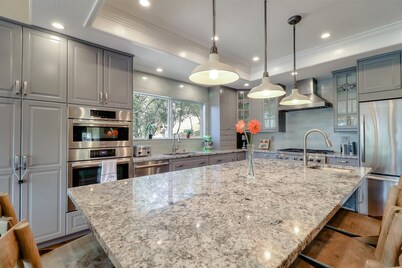 4000 sq ft Lakeside Escape Near Yosemite With Private Dock and Lake Access