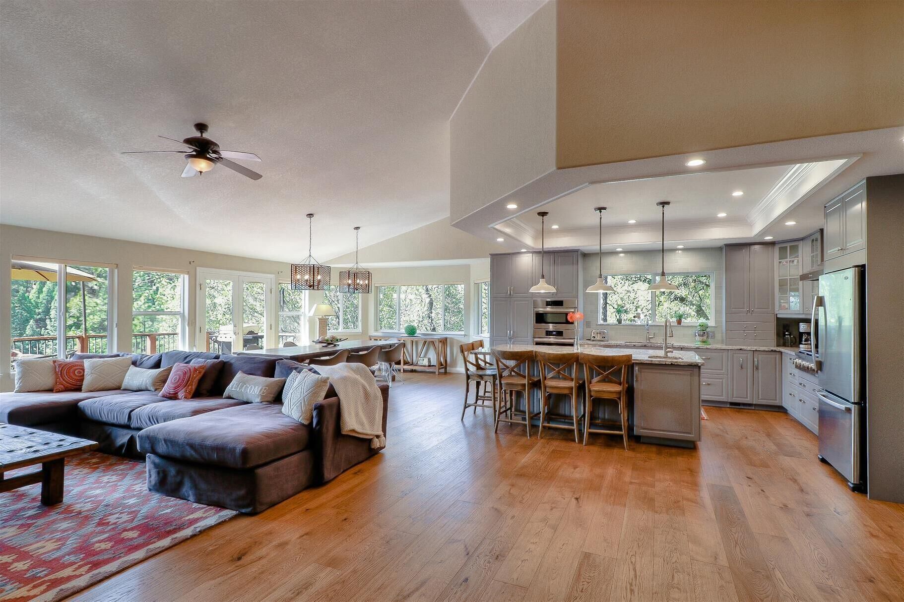 TV connectée, baby-foot, table de tennis de table, livres