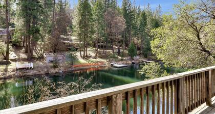 4000 sq ft Lakeside Escape Near Yosemite With Private Dock and Lake Access