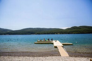 Playa en los alrededores, camastros y toallas de playa