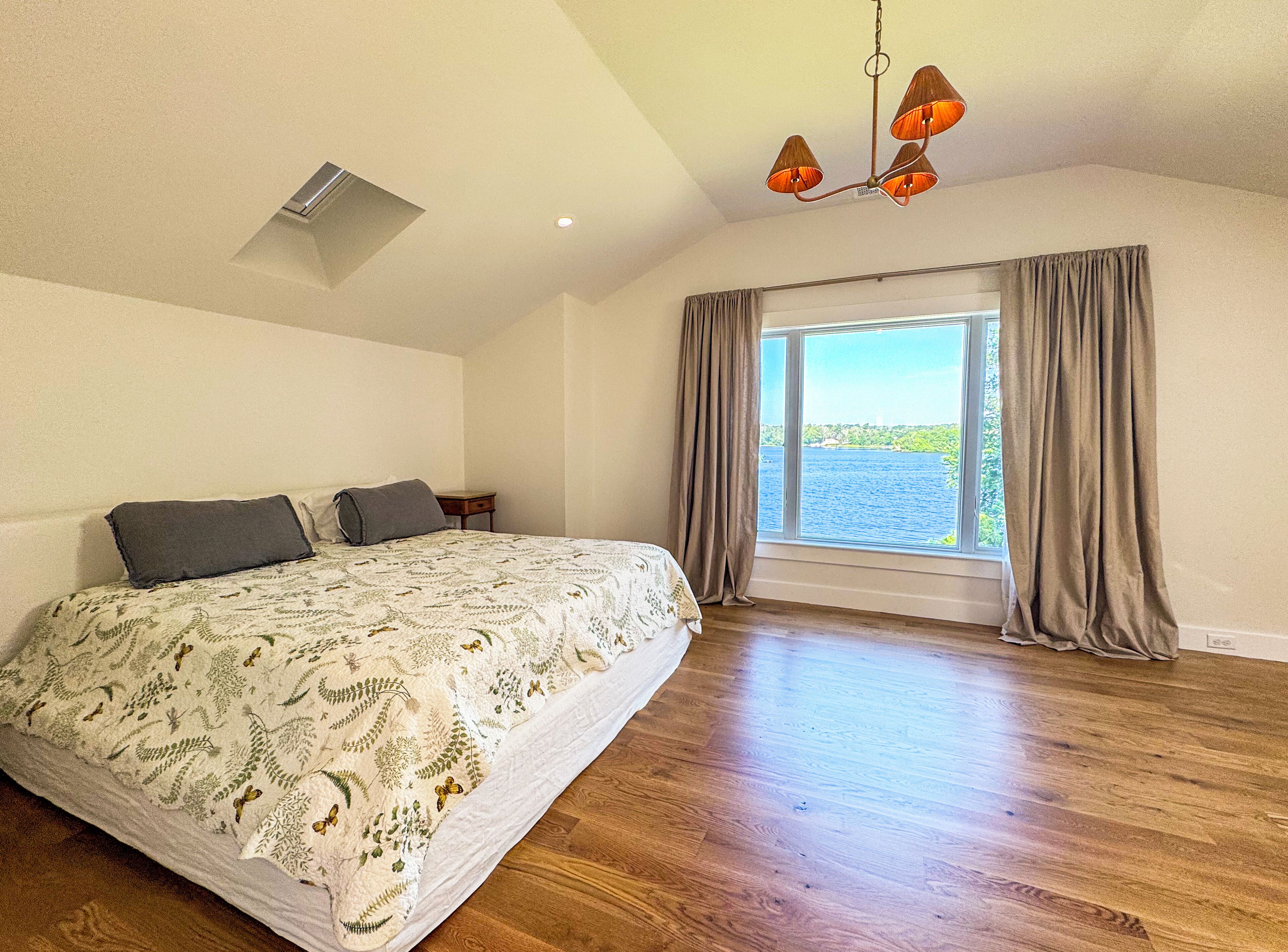 3 chambres, bureau, fer et planche à repasser, lit parapluie