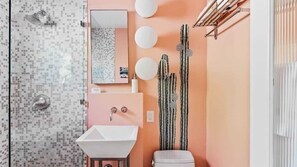 Studio (1 Bedroom) | Kamar mandi | Shower, pengering rambut,  dan handuk