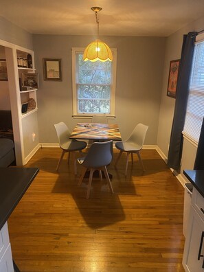 Dining - Beautiful bungalow 10 min to downtown 25 min to Tybee. (Savannah)