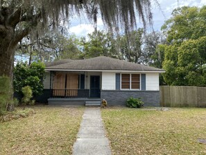 Exterior - Beautiful bungalow 10 min to downtown 25 min to Tybee. (Savannah)