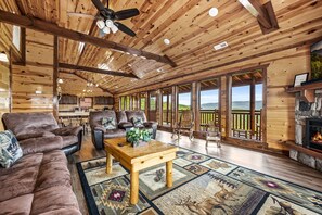 Smart TV, caminetto, videogiochi, tavolo da calcetto