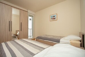 3 habitaciones, escritorio y tabla de planchar con plancha 