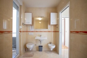 Regadera, secadora de cabello, bidet, toallas 