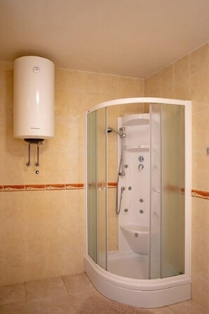 Douche, séchoir à cheveux, bidet, serviettes fournies