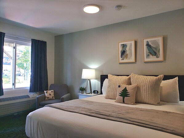 Classic Room, 1 King Bed | Hypo-allergenic bedding, pillowtop beds, blackout drapes - Main Street Motel (Bar Harbor)