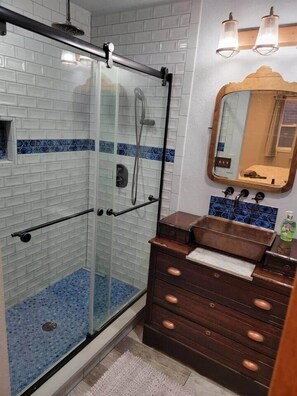 Combined shower/tub, towels, toilet paper