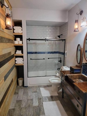 Combined shower/tub, towels, toilet paper