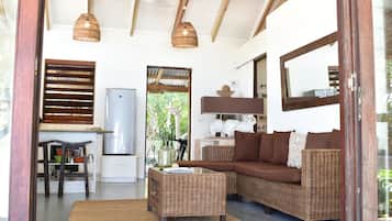 Villa superior, varias camas, vista al océano | Área de sala de estar | Televisión LED de 21 pulgadas con canales por cable y televisión