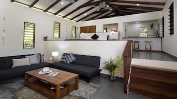 Villa familiar, 3 habitaciones, vista al océano | Área de sala de estar | Televisión LED de 21 pulgadas con canales por cable y televisión