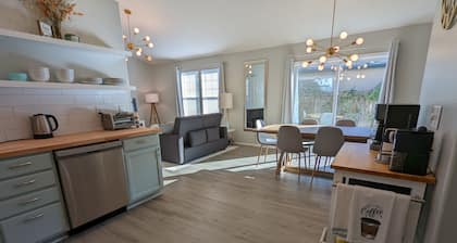 Contemporary 2 Bedroom Close to Downtown, Dining