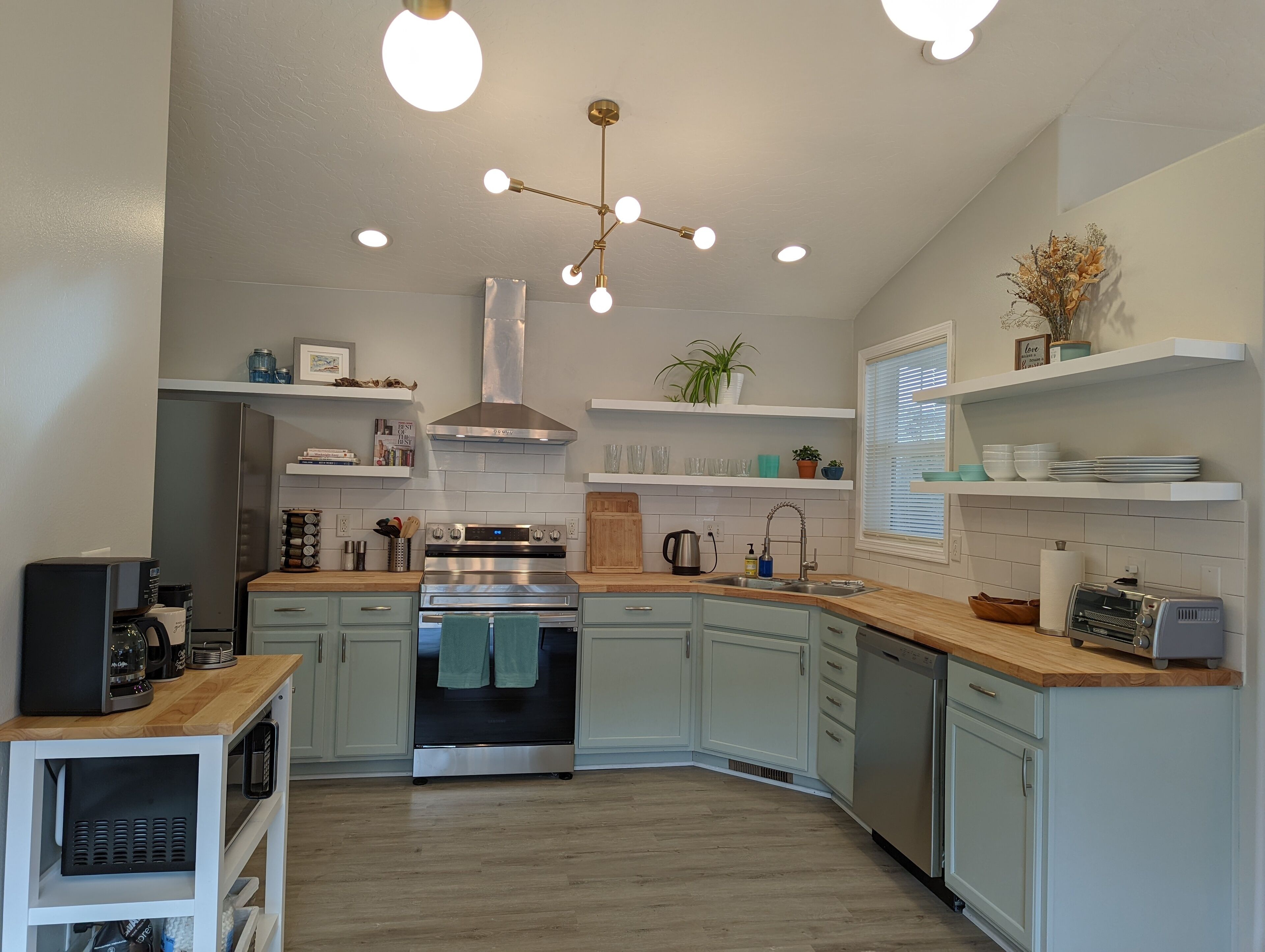 Kylskåp, mikrovågsugn, ugn och spishäll