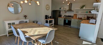 Contemporary 2 Bedroom Close to Downtown, Dining