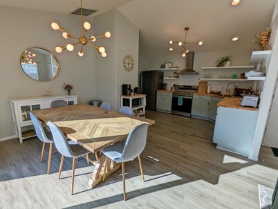 Contemporary 2 Bedroom Close to Downtown, Dining