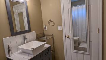 Duschwanne, Haartrockner, Handtücher, Seife