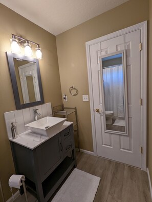 Combined shower/bathtub, hair dryer, towels, soap