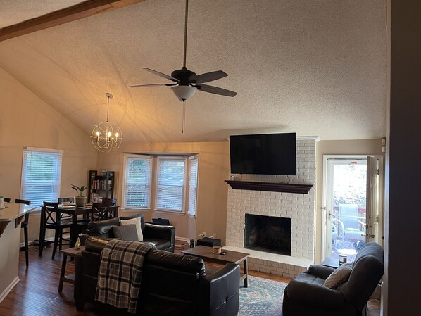 Smart TV - Cozy Single Family Home, Conveniently located, Perfect For Traveling (Charlotte)