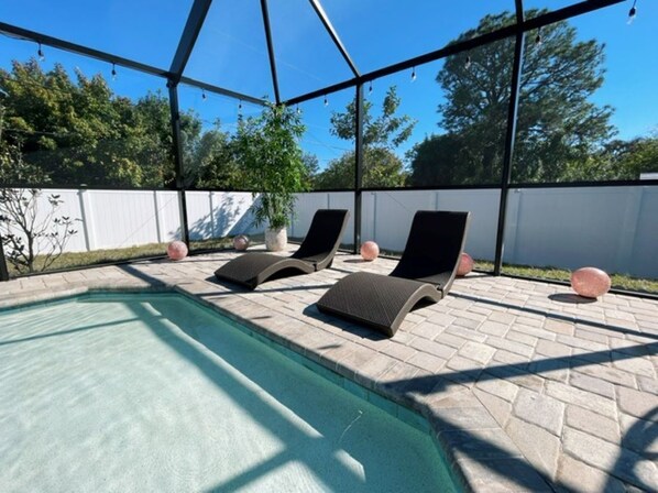 Utendørsbasseng og et oppvarmet basseng