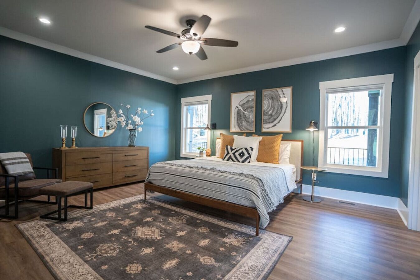 4 chambres, bureau, fer et planche à repasser, lit parapluie