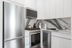 Réfrigérateur, four à micro-ondes, un four, surface de cuisson