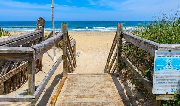 Una spiaggia nelle vicinanze