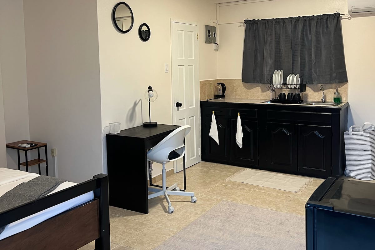 Basic Studio | Living area | 43-inch Smart TV with cable channels, TV