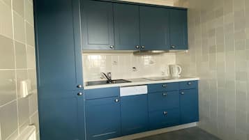 Fridge, dishwasher, coffee/tea maker, toaster
