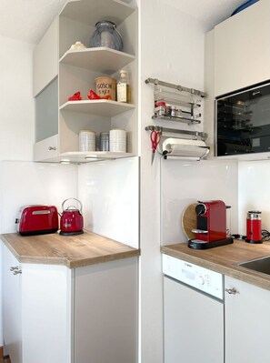 Fridge, microwave, stovetop, dishwasher
