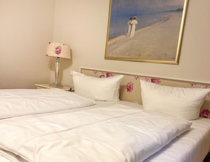 2 bedrooms, iron/ironing board, WiFi